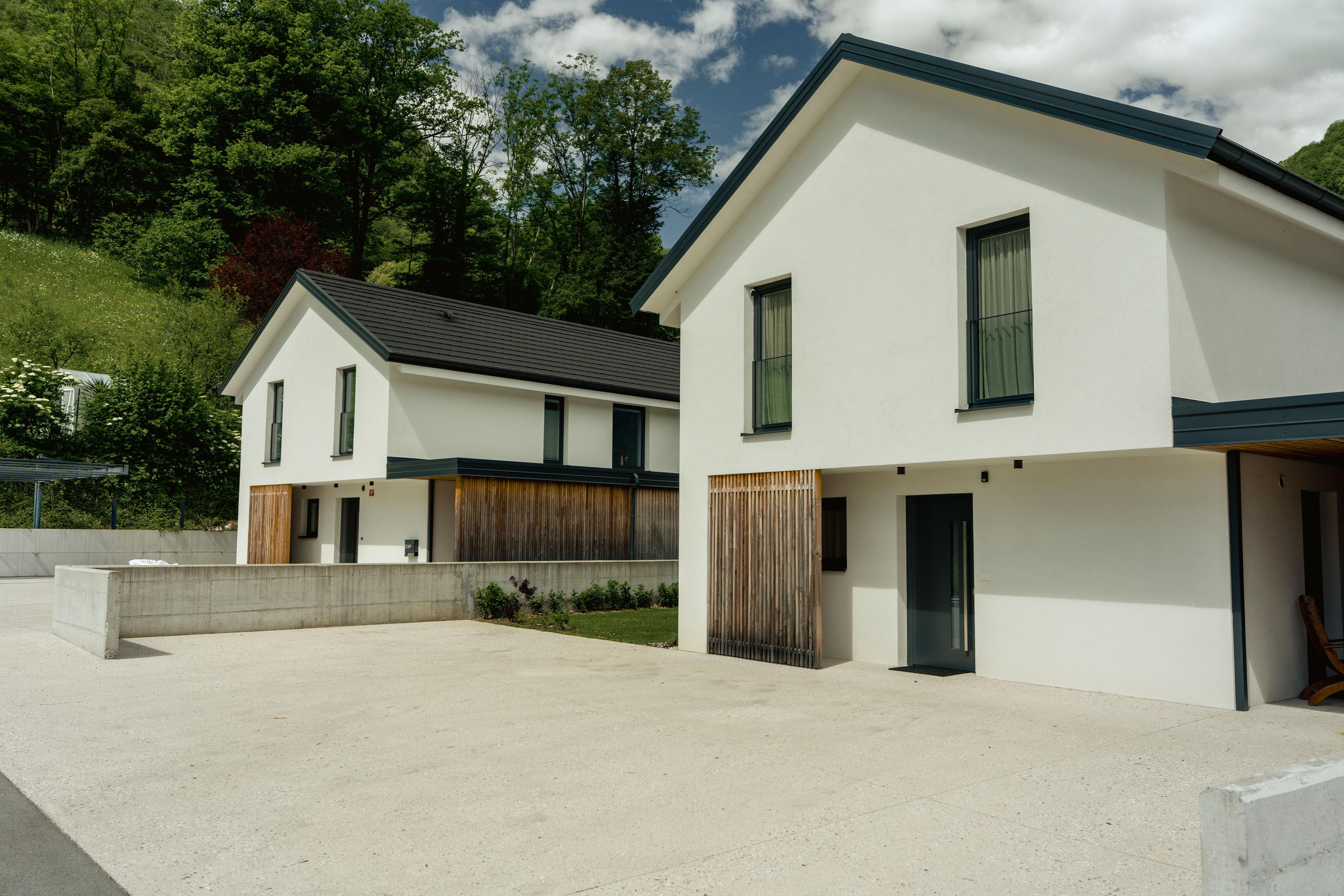 3 houses Volče